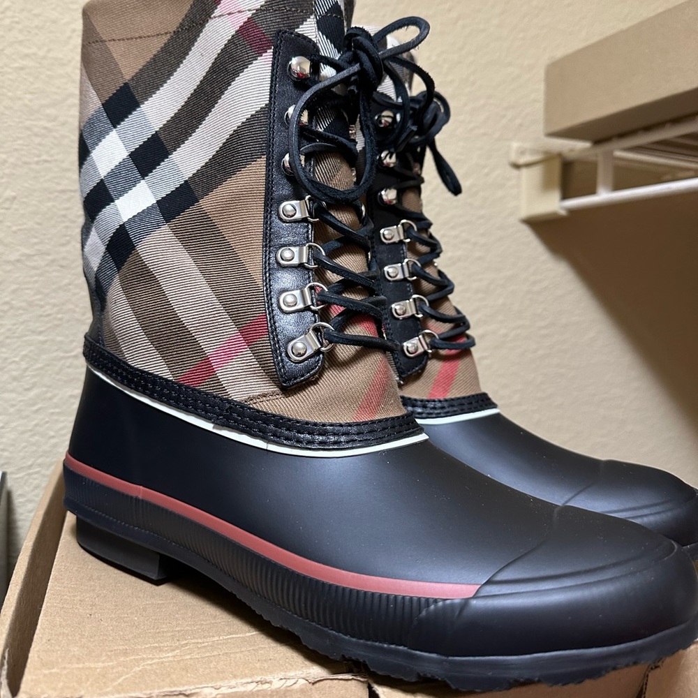 Burberry Mid calf rain boots